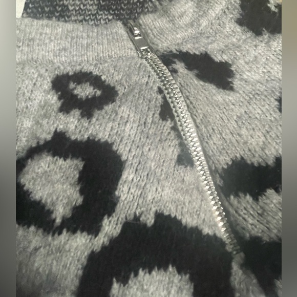 Abercrombie gray/black cheetah sweater with shoulder zipper detailing - Picture 3 of 4